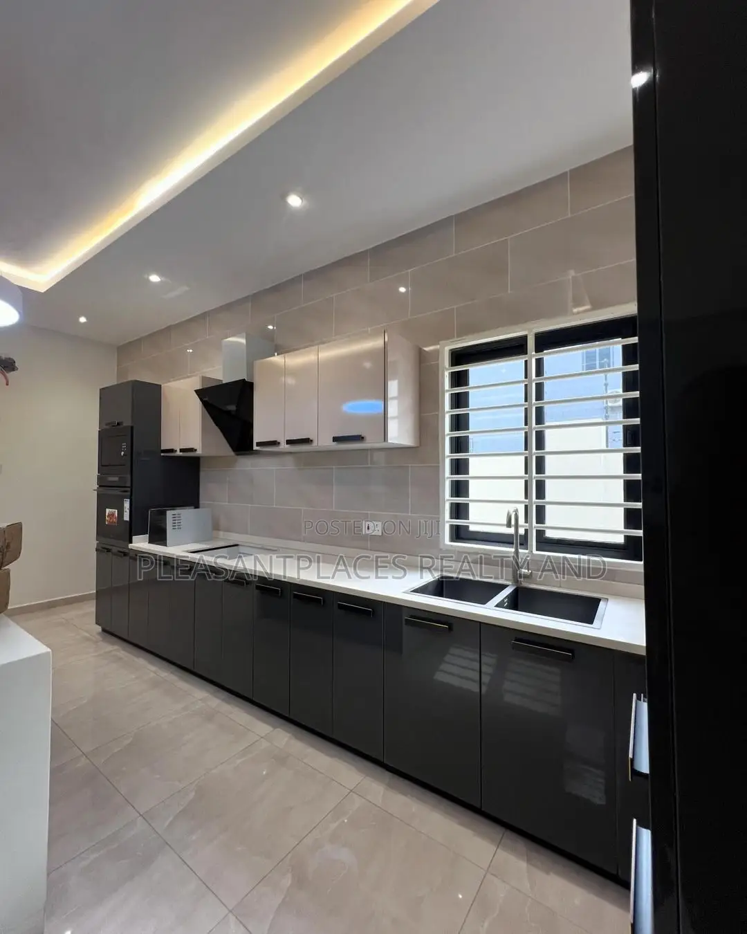 4bdrm Duplex in Pleasantplaces, Lake Side Estate for sale