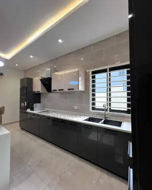 4bdrm Duplex in Pleasantplaces, Lake Side Estate for sale