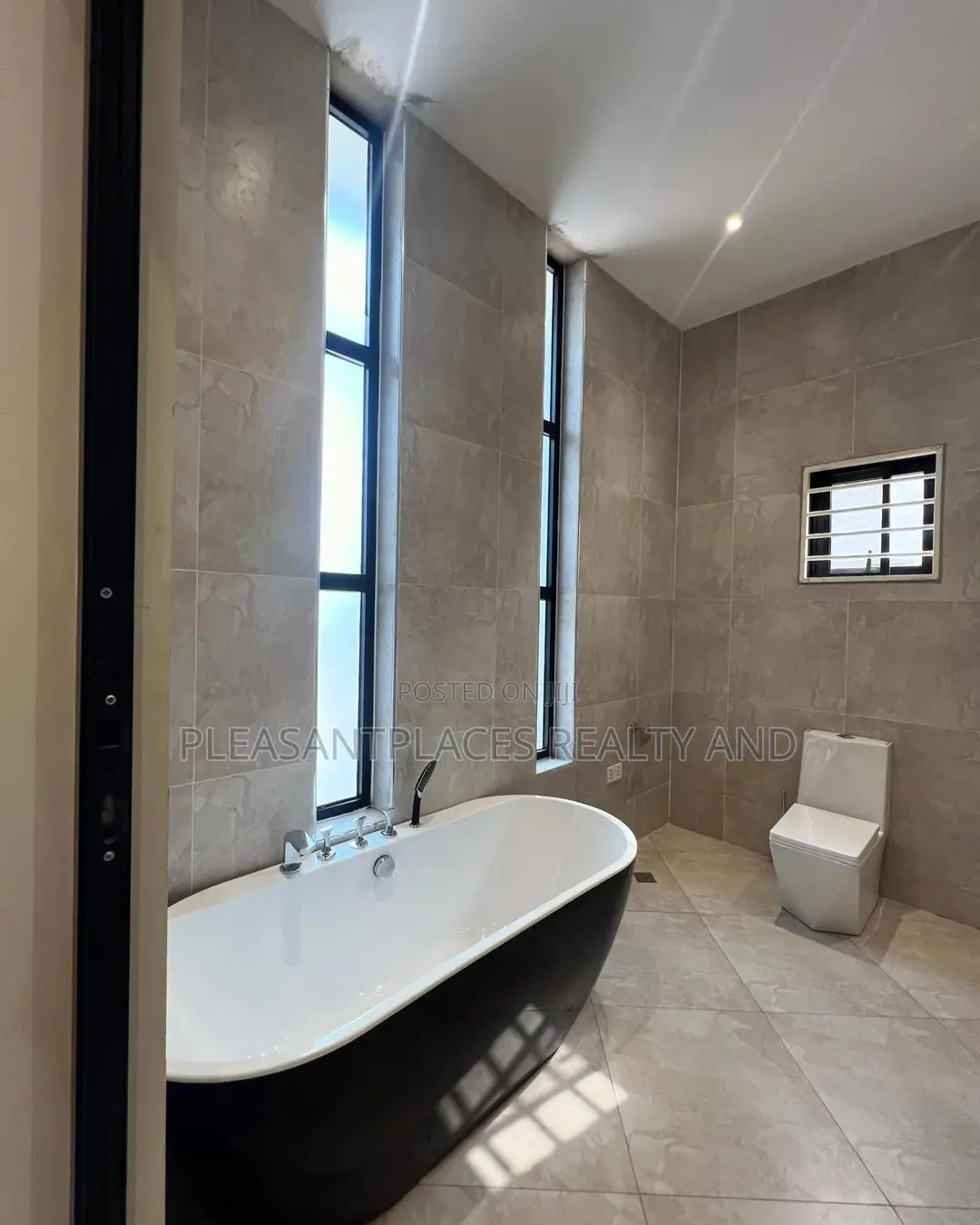 4bdrm Duplex in Pleasantplaces, Lake Side Estate for sale