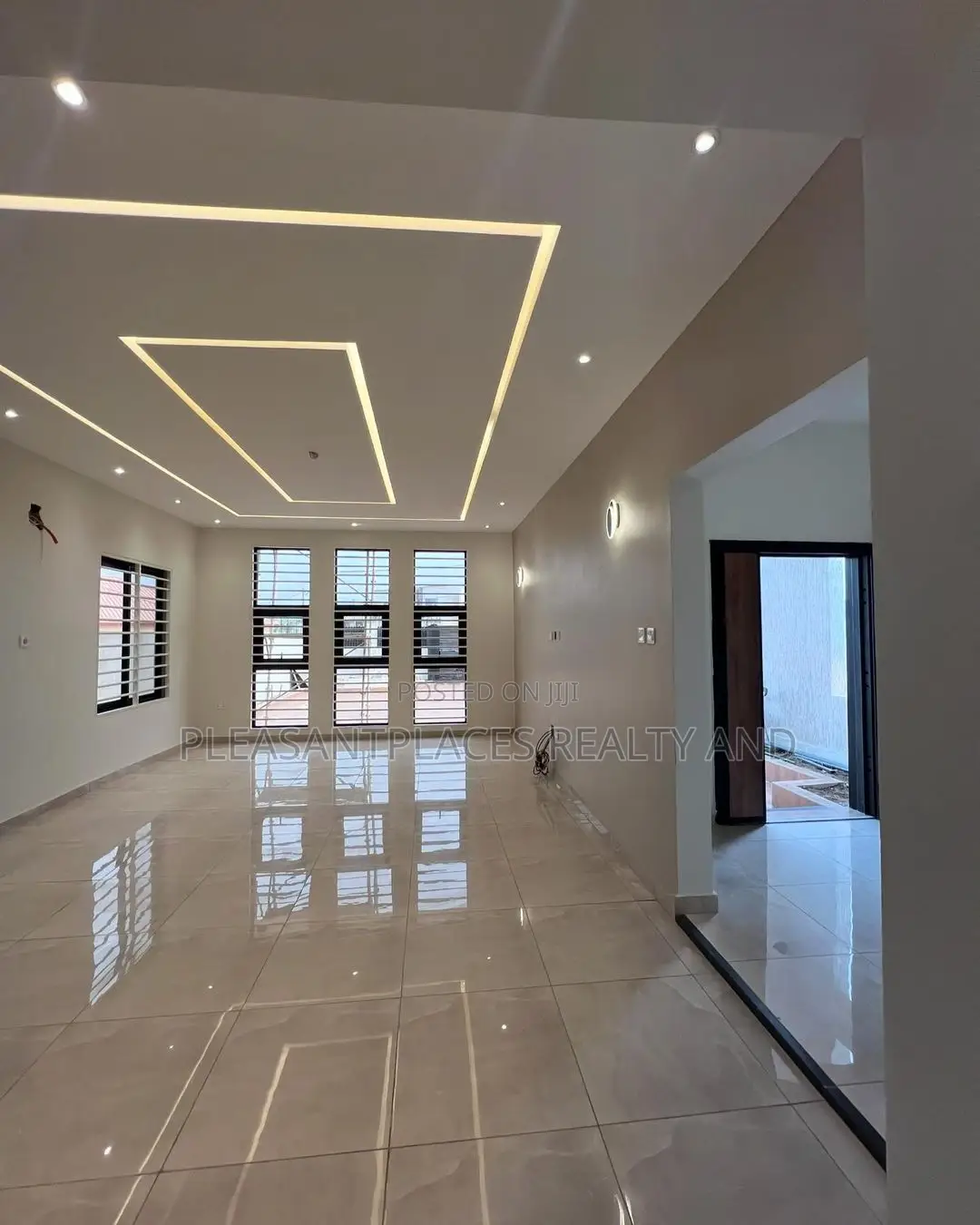 4bdrm Duplex in Pleasantplaces, Lake Side Estate for sale