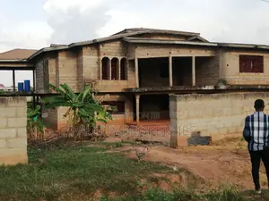 8bdrm House in Santasi A1 Hospital, Kumasi Metropolitan for sale