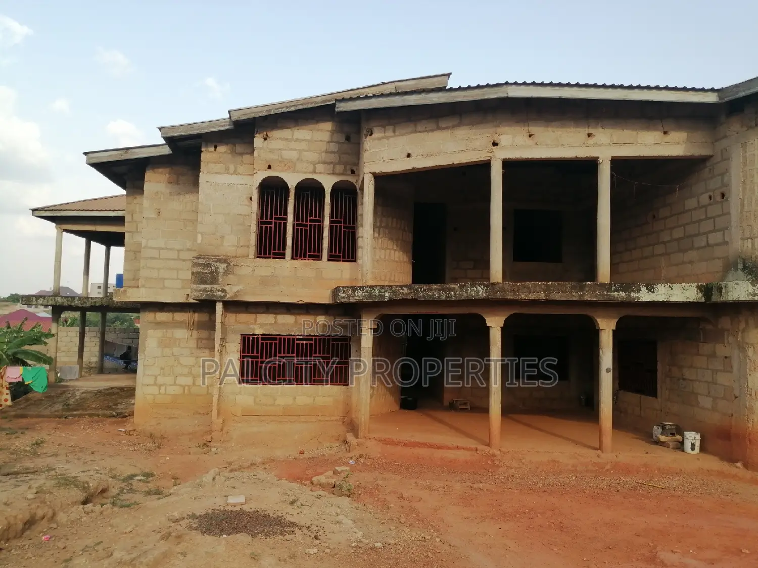 8bdrm House in Santasi A1 Hospital, Kumasi Metropolitan for sale