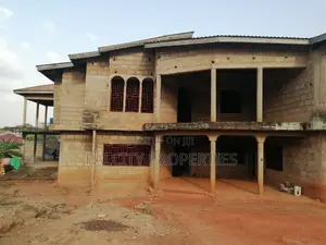 8bdrm House in Santasi A1 Hospital, Kumasi Metropolitan for sale