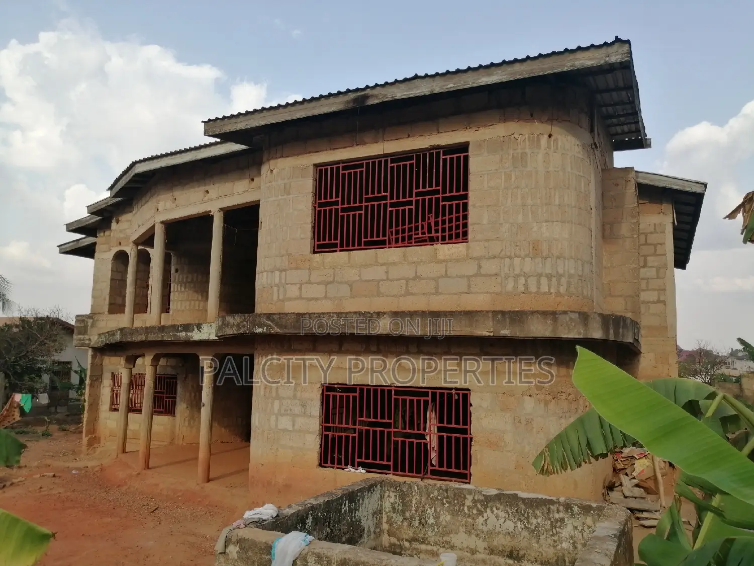 8bdrm House in Santasi A1 Hospital, Kumasi Metropolitan for sale