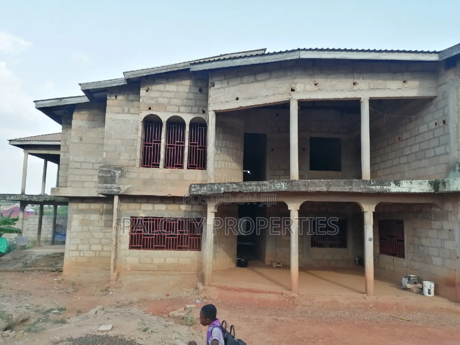 8bdrm House in Santasi A1 Hospital, Kumasi Metropolitan for sale