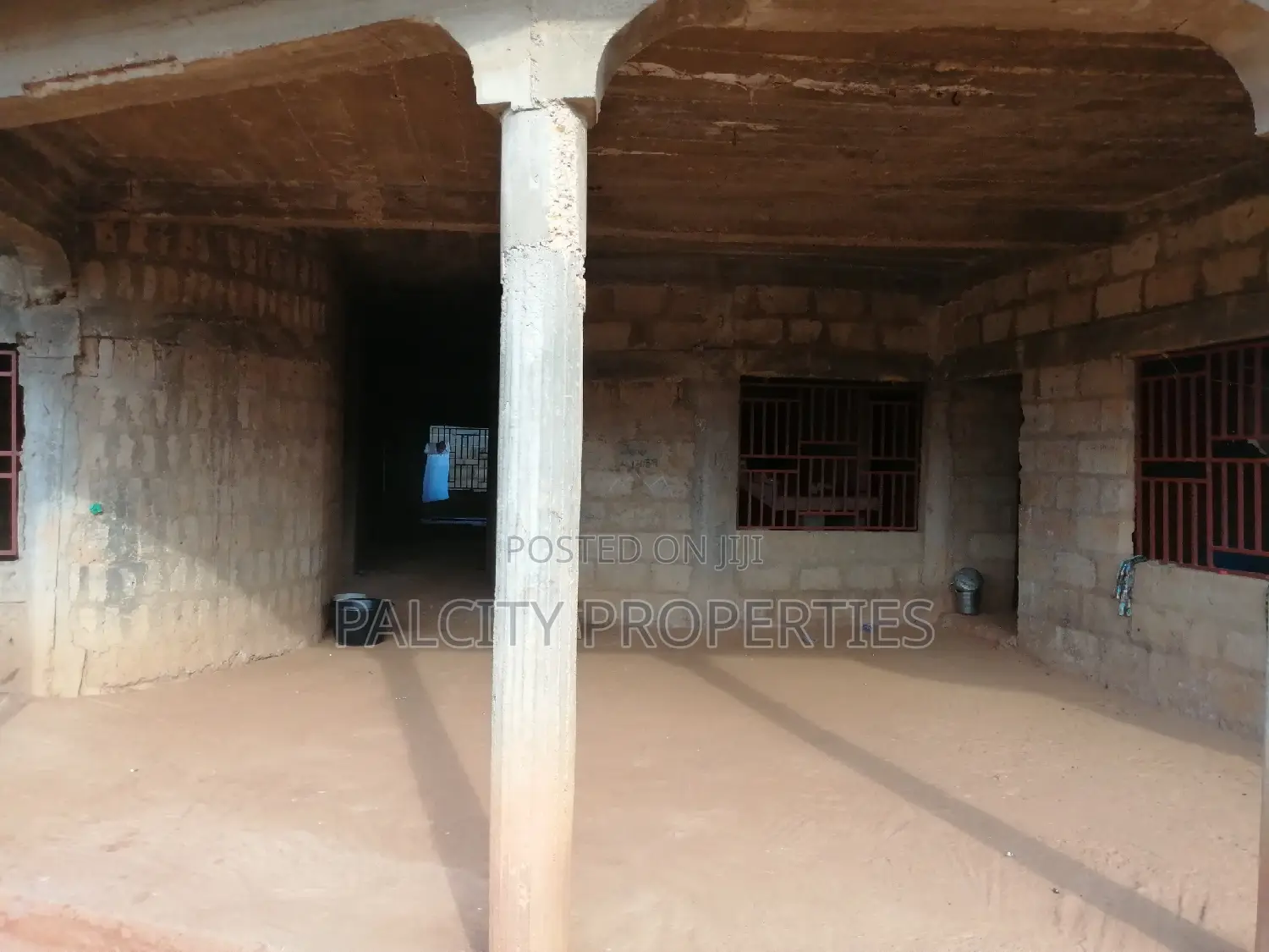8bdrm House in Santasi A1 Hospital, Kumasi Metropolitan for sale