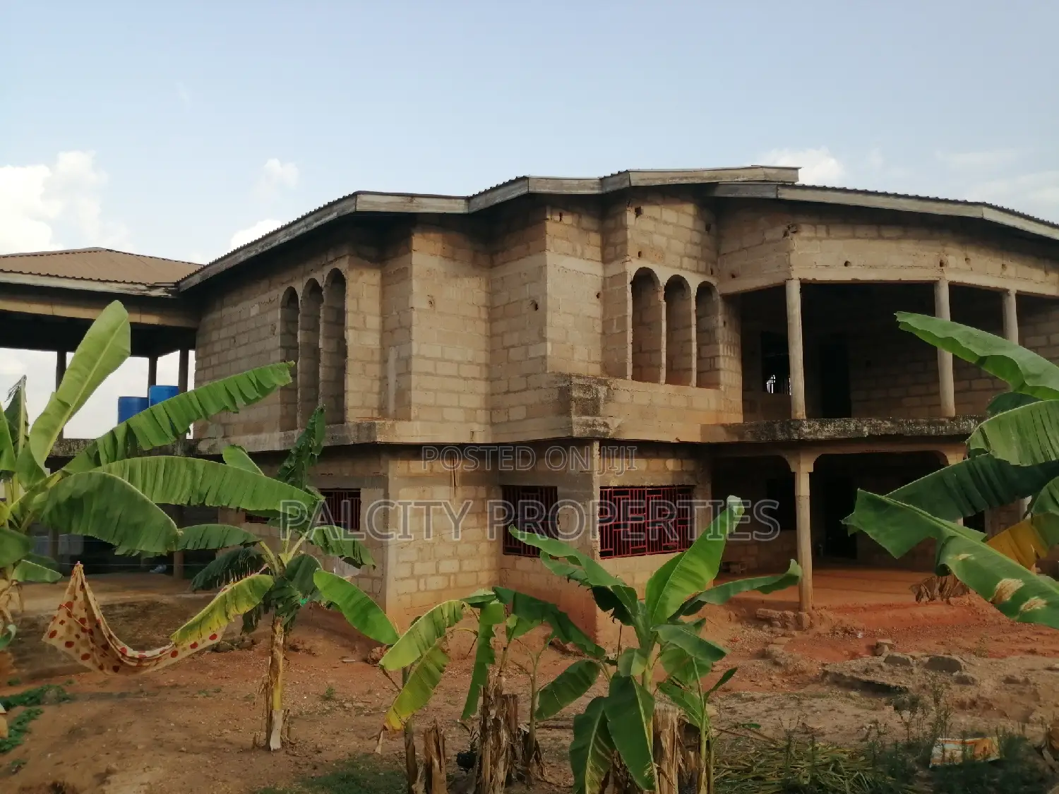 8bdrm House in Santasi A1 Hospital, Kumasi Metropolitan for sale