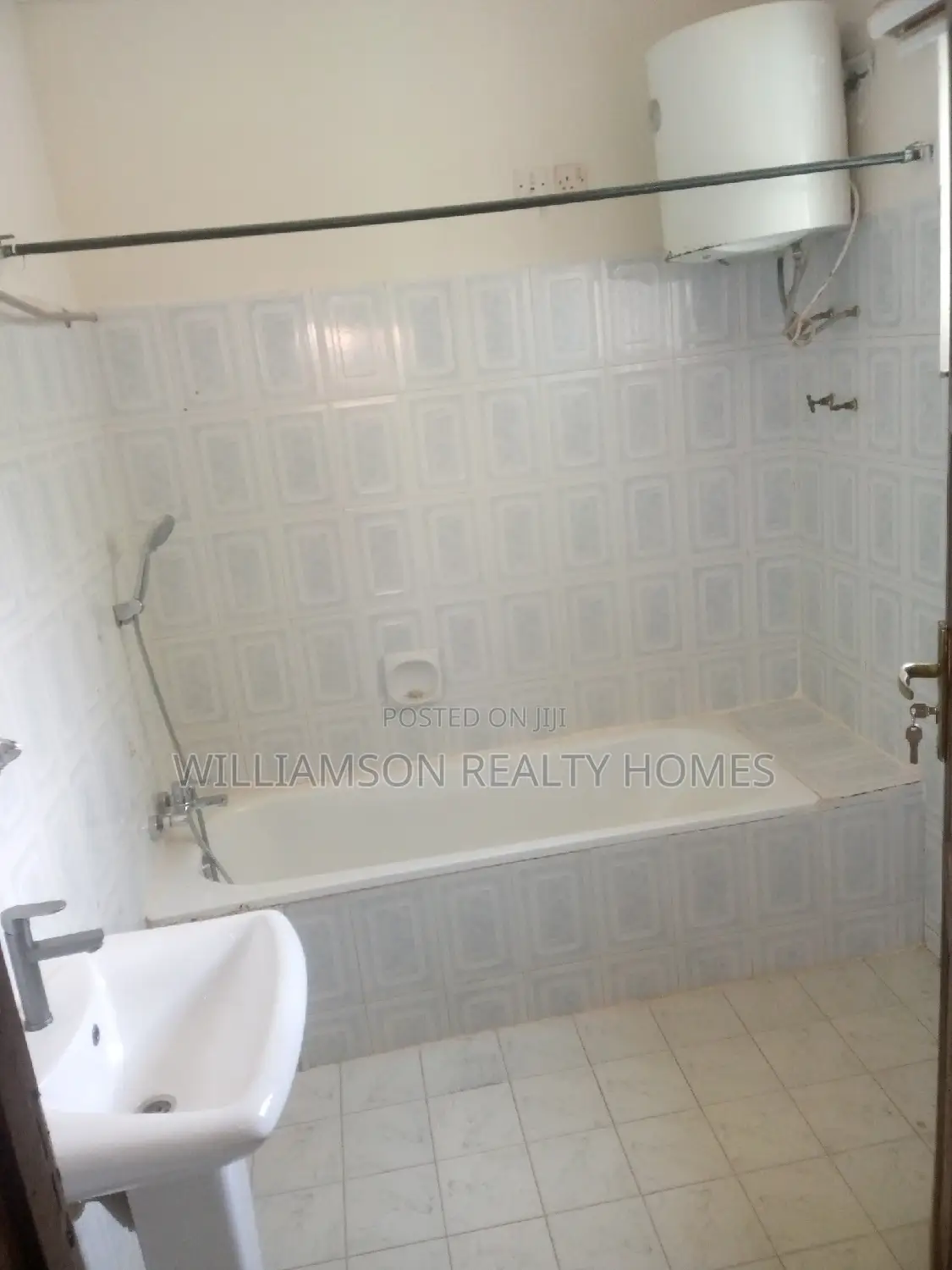 3bdrm House in Community 19 Estate,, Spintex for rent