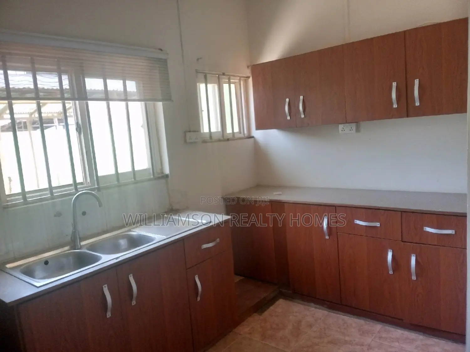 3bdrm House in Community 19 Estate,, Spintex for rent