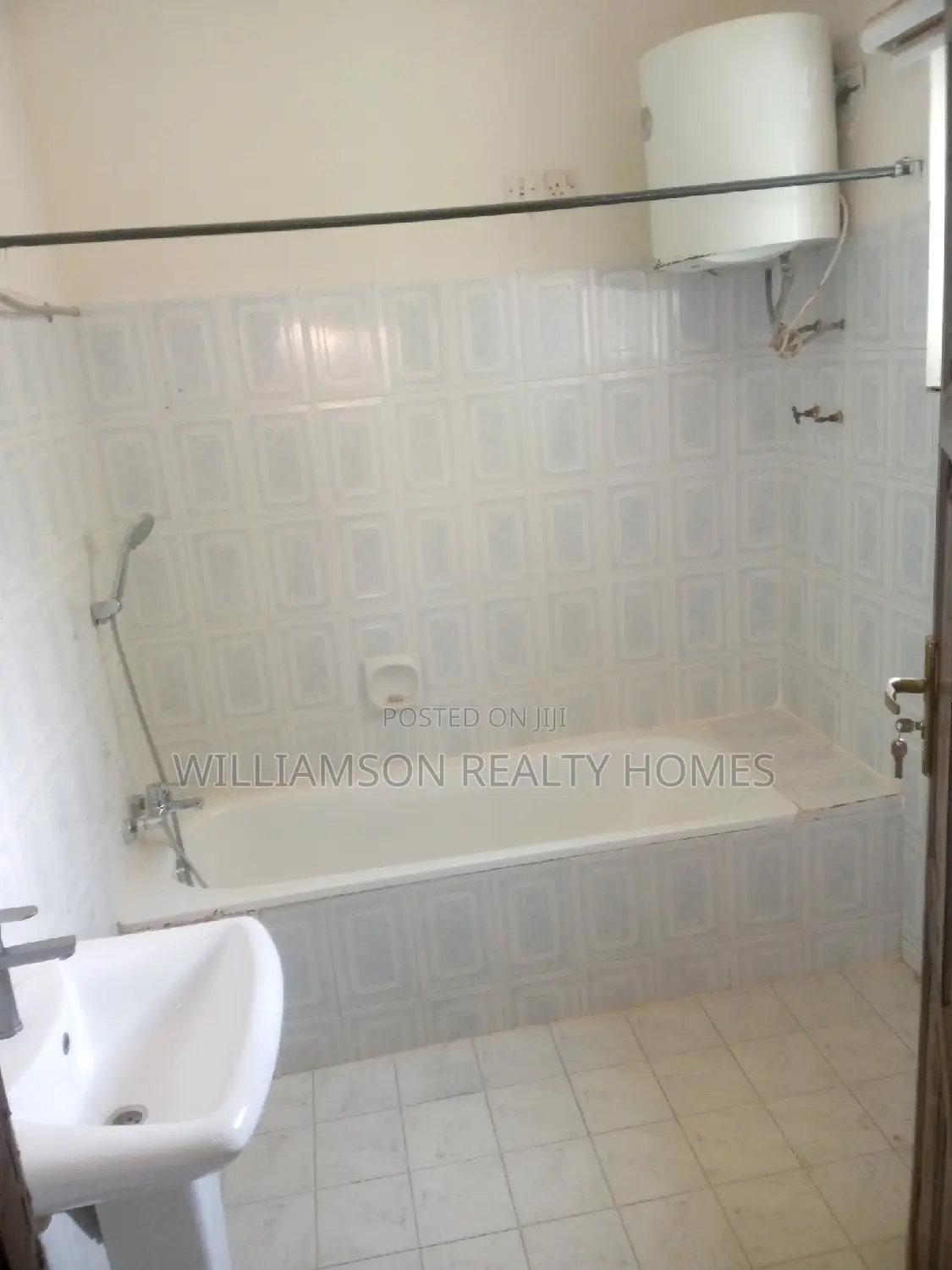 3bdrm House in Community 19 Estate,, Spintex for rent