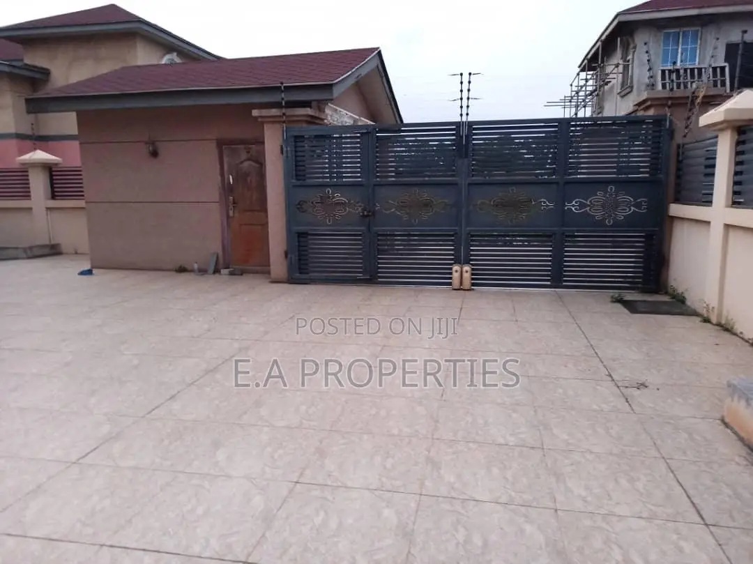 Furnished 4bdrm Mansion in E A Properties, Papao for sale