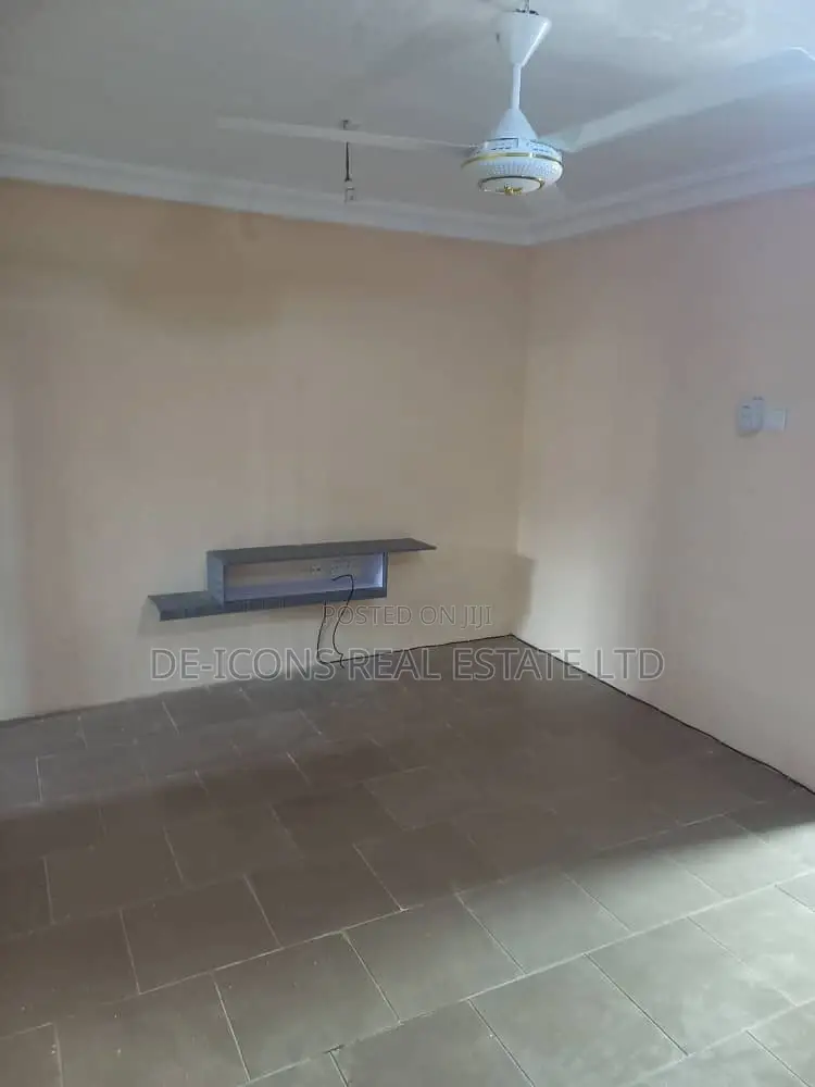 1bdrm Duplex in De-Icons Real Estate, Awutu Senya East Municipal