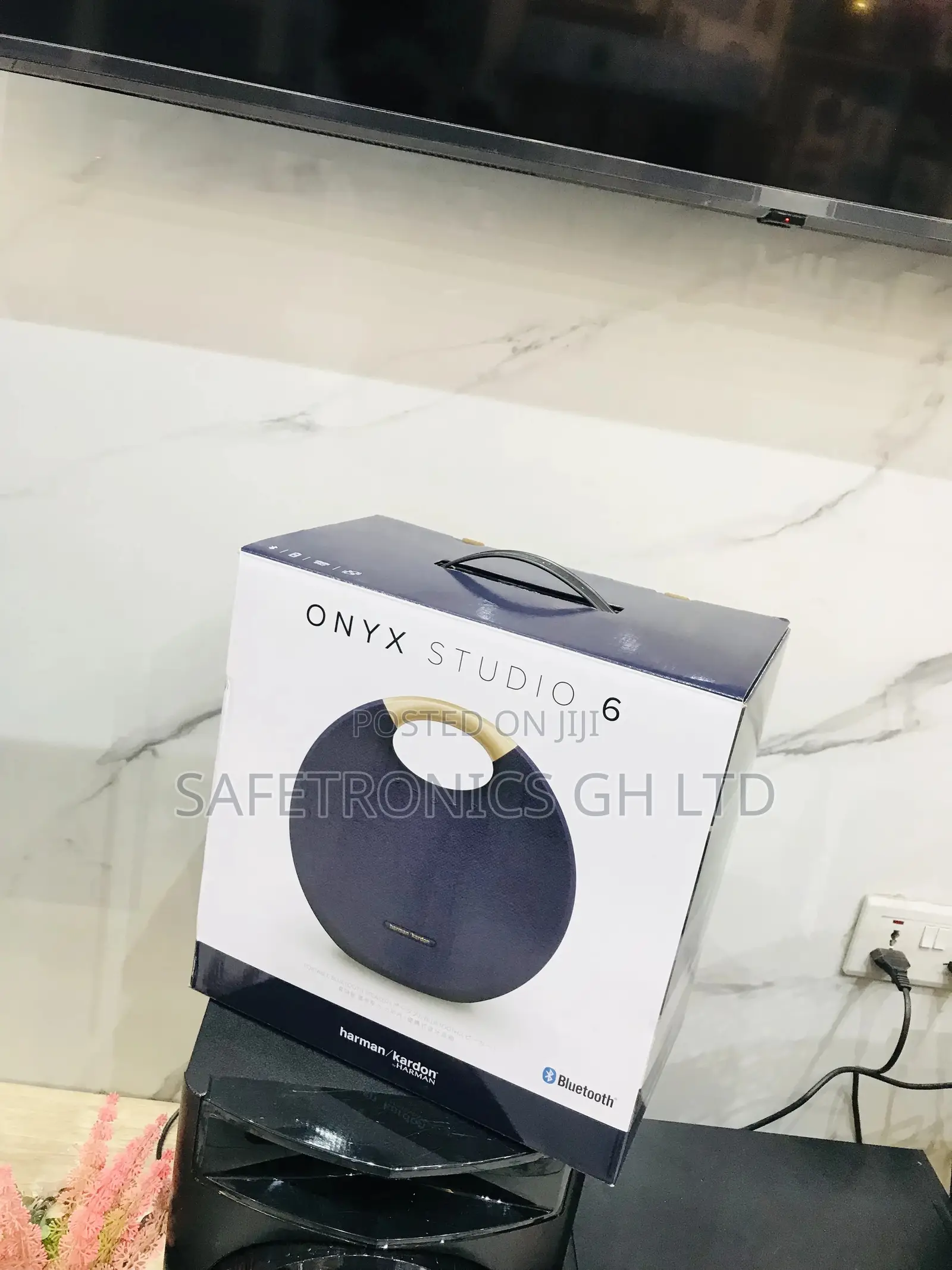 Black Electric Harman Kardon Onyx Studio 6 Bluetooth Speaker