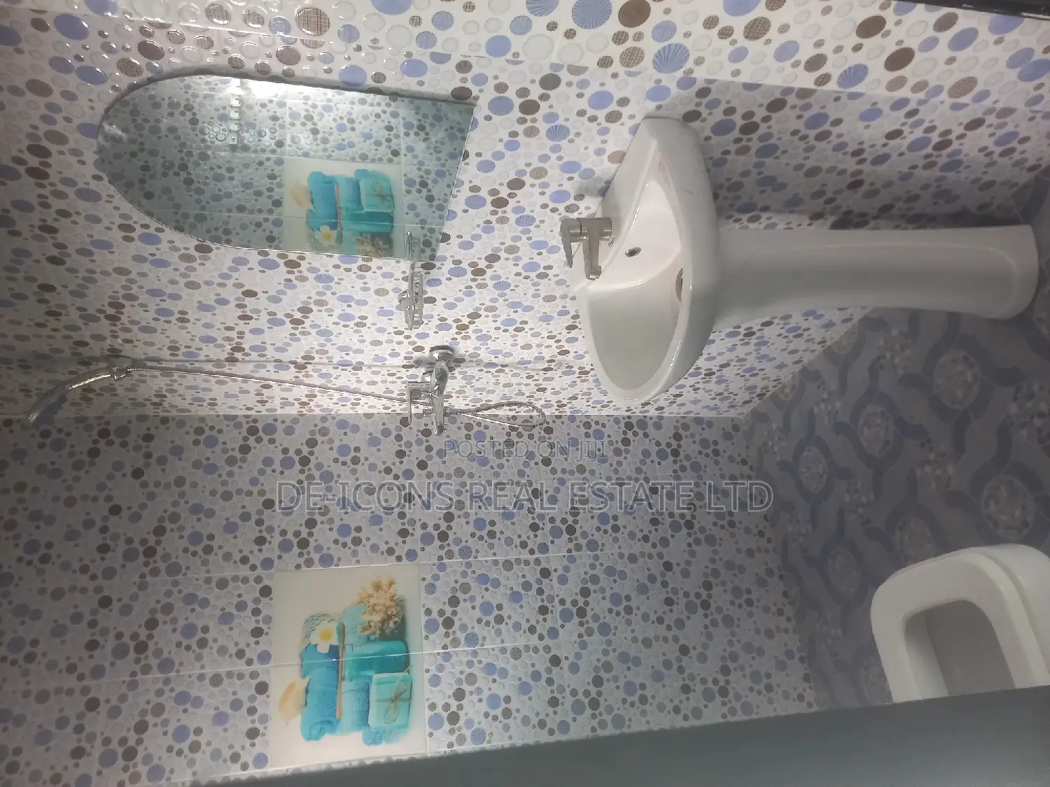 1bdrm Duplex in De-Icons Real Estate, Awutu Senya East Municipal