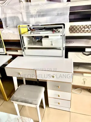 Modern Dressing Mirror Set With Seat