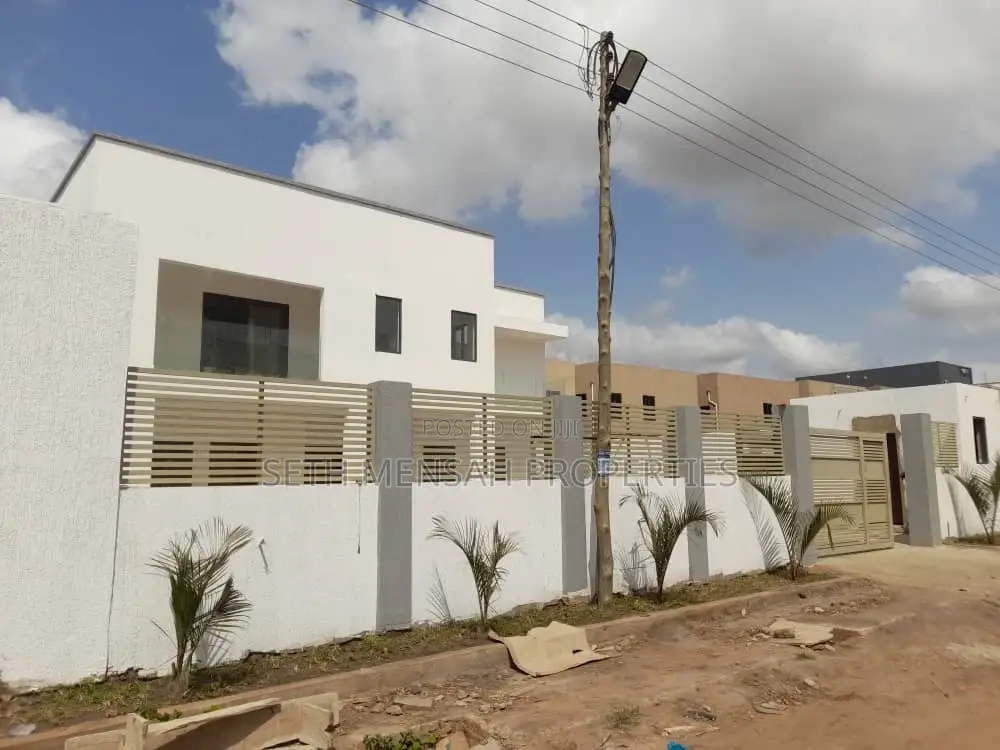 3bdrm House in Skm, Spintex for sale