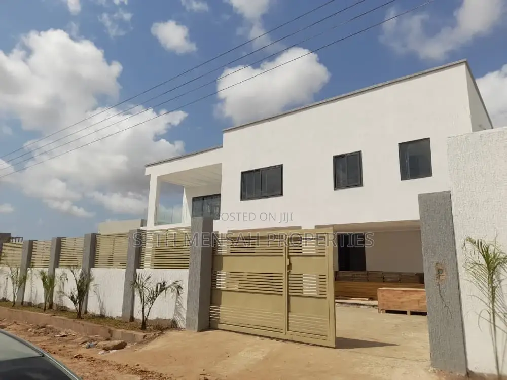 3bdrm House in Skm, Spintex for sale