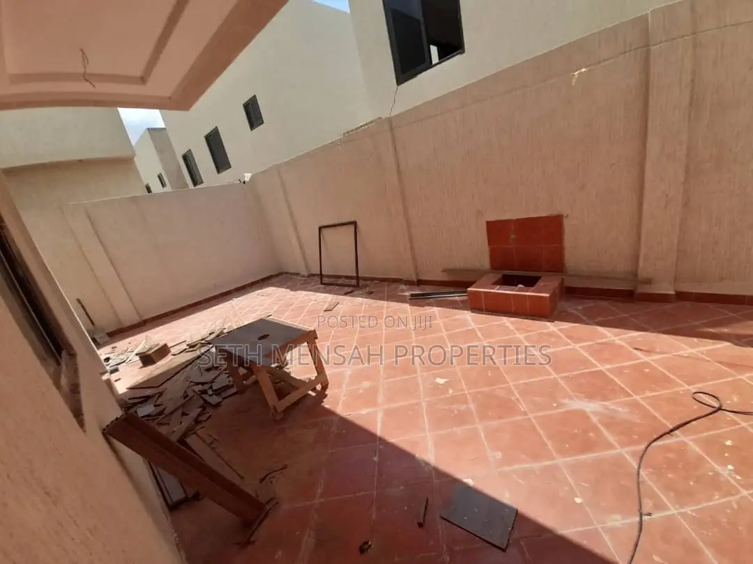 4bdrm House in Skm, Spintex for sale