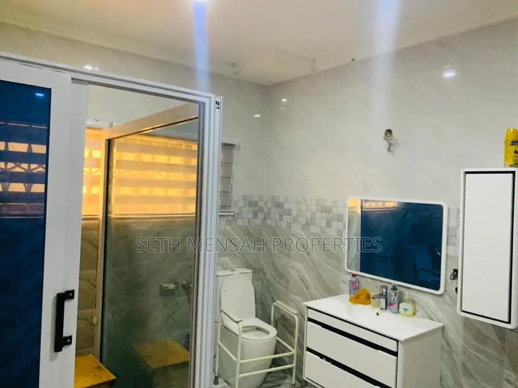 6bdrm House in Skm, Achimota for rent