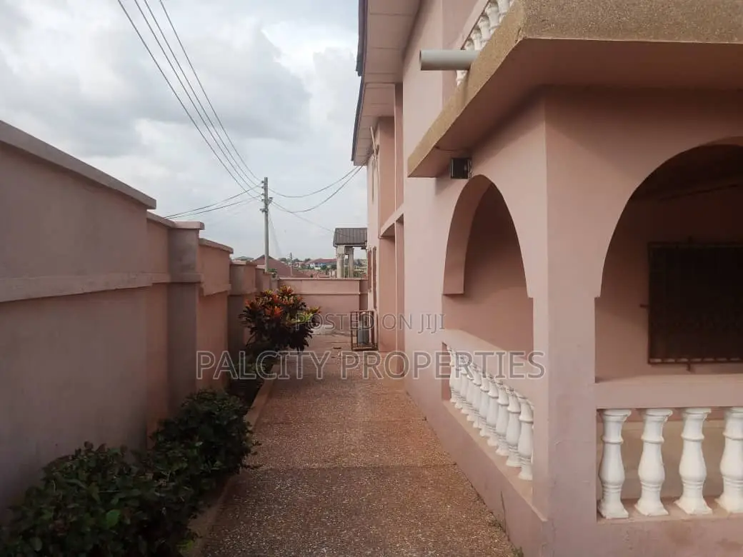 9bdrm House in Ahenema Kokoben, Kumasi Metropolitan for sale