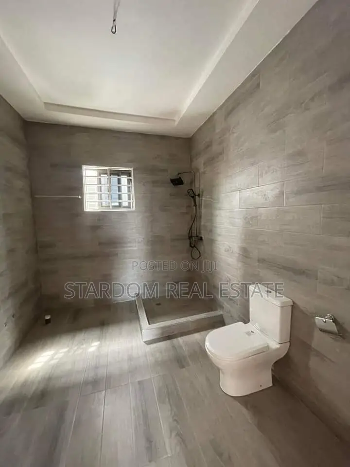 4bdrm Duplex in Sakumono for sale