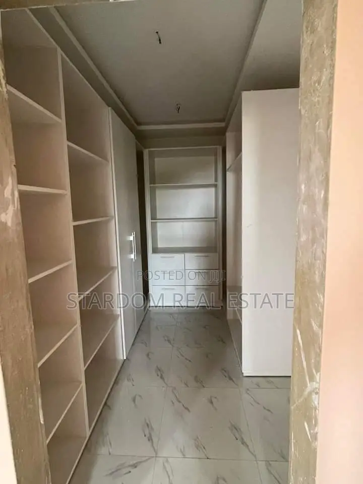 4bdrm Duplex in Sakumono for sale