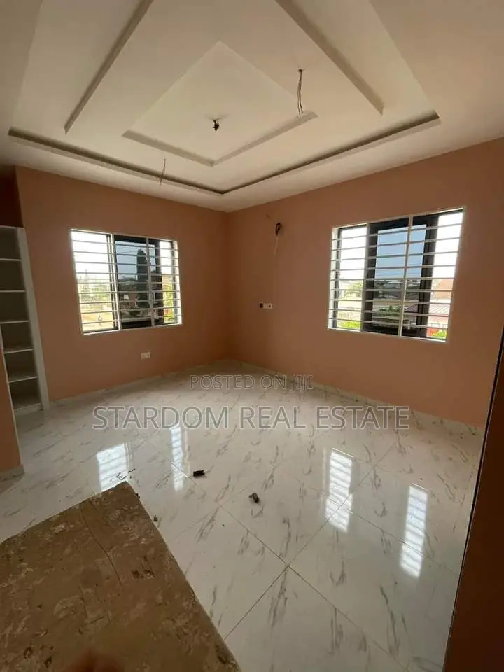 4bdrm Duplex in Sakumono for sale