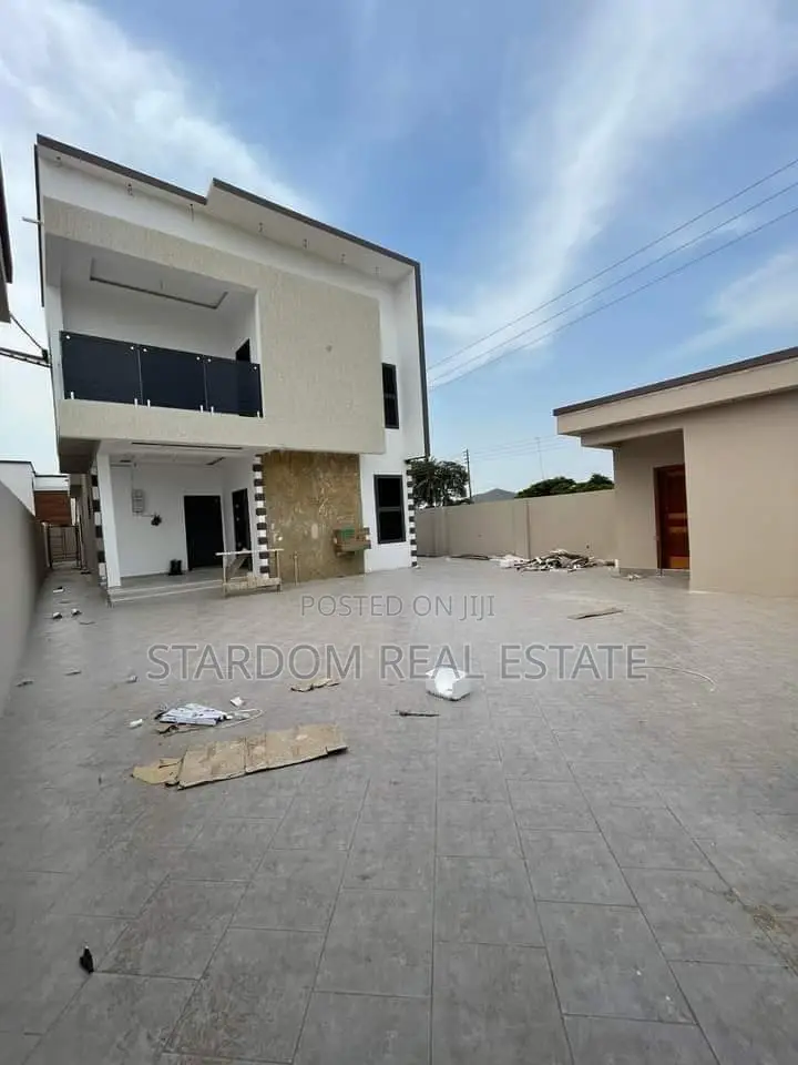4bdrm Duplex in Sakumono for sale