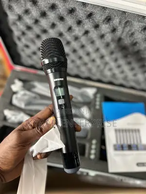 Shure 8 in 1 Cordless Microphone AM -801