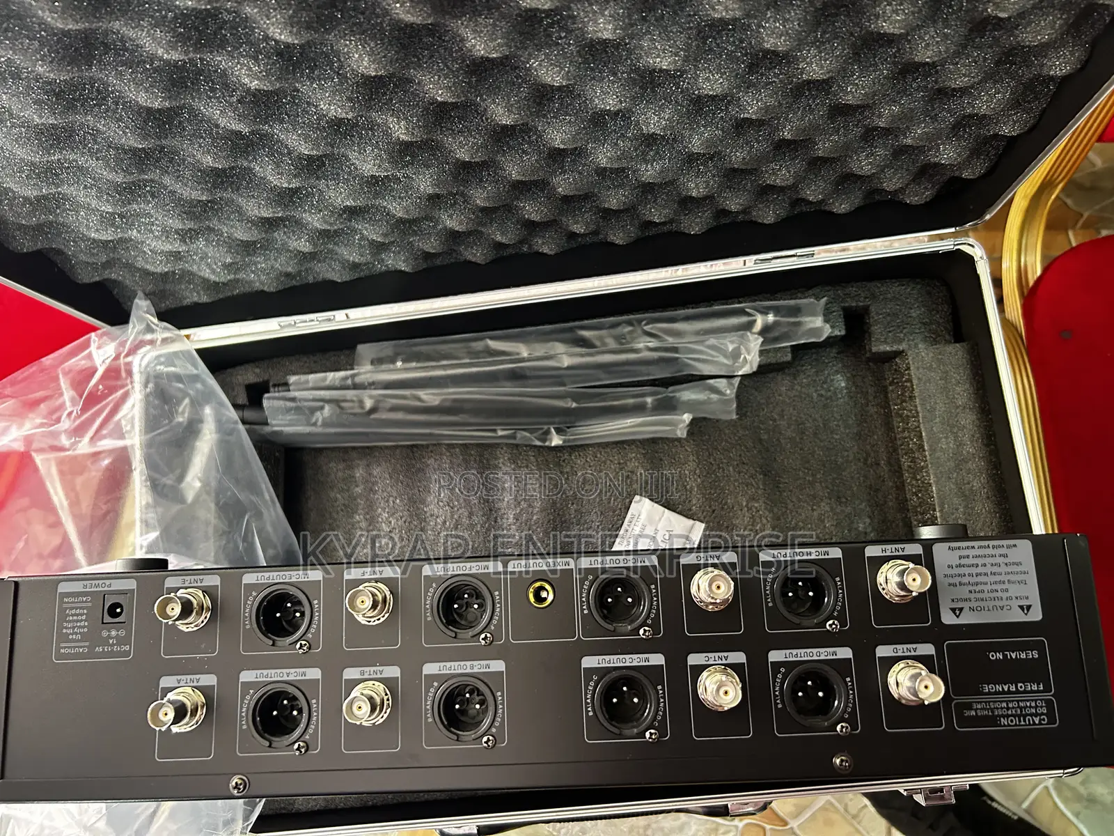 Shure 8 in 1 Cordless Microphone AM -801