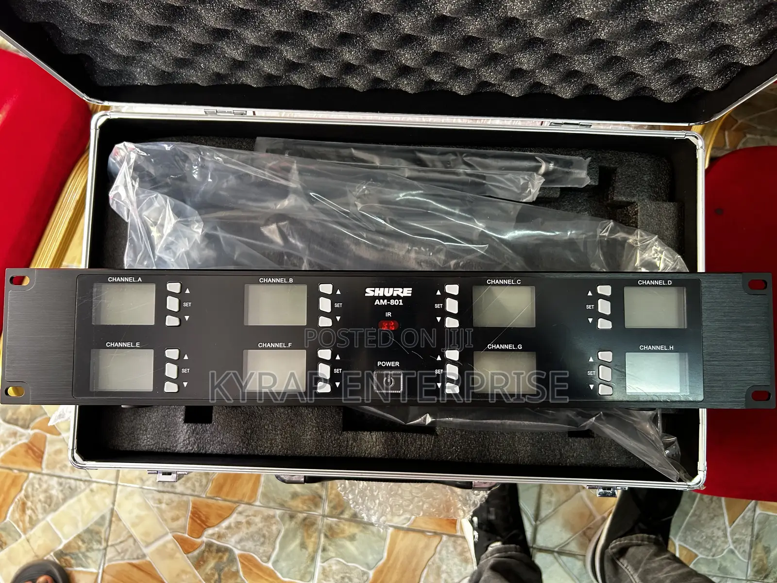 Shure 8 in 1 Cordless Microphone AM -801