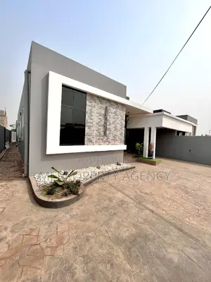3bdrm House in Community 25, Tema Metropolitan for sale