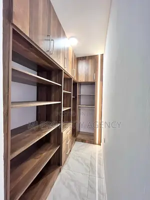 3bdrm House in Community 25, Tema Metropolitan for sale