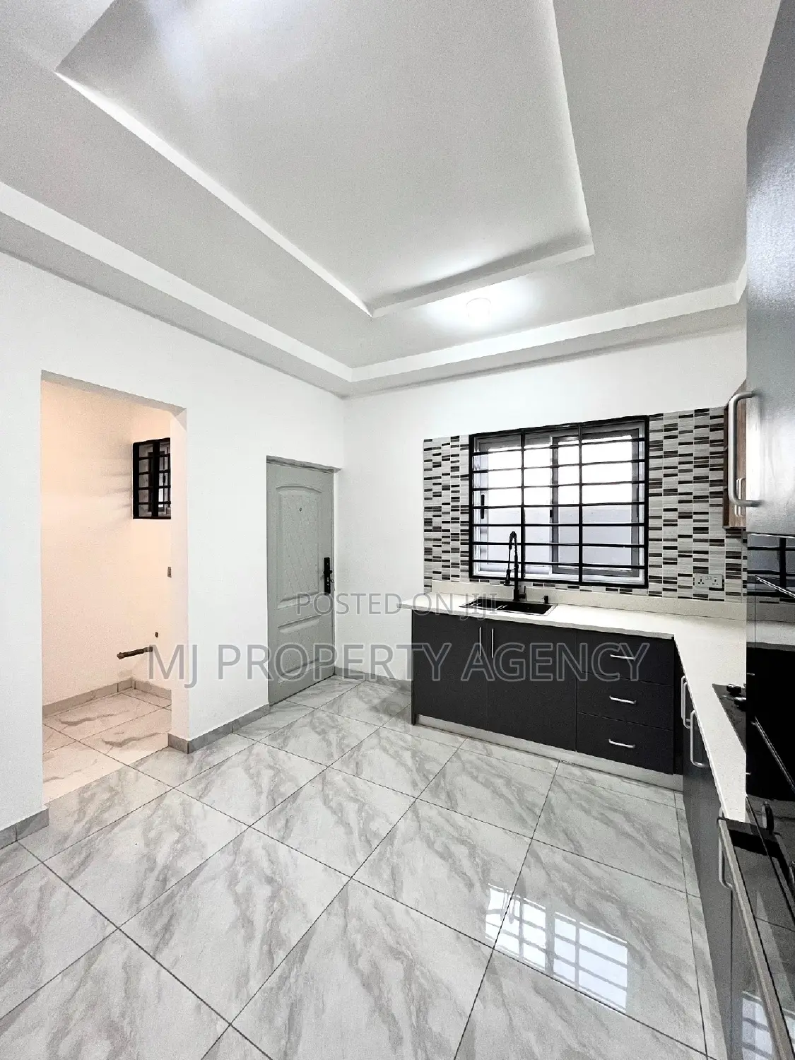 3bdrm House in Community 25, Tema Metropolitan for sale