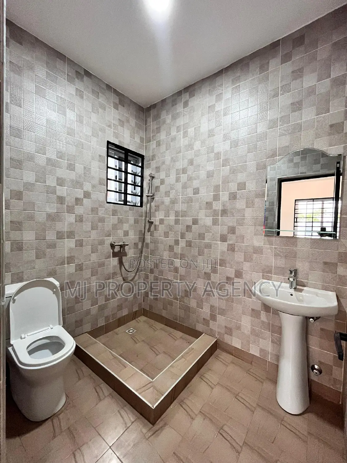 3bdrm House in Community 25, Tema Metropolitan for sale