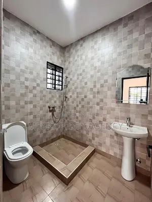 3bdrm House in Community 25, Tema Metropolitan for sale