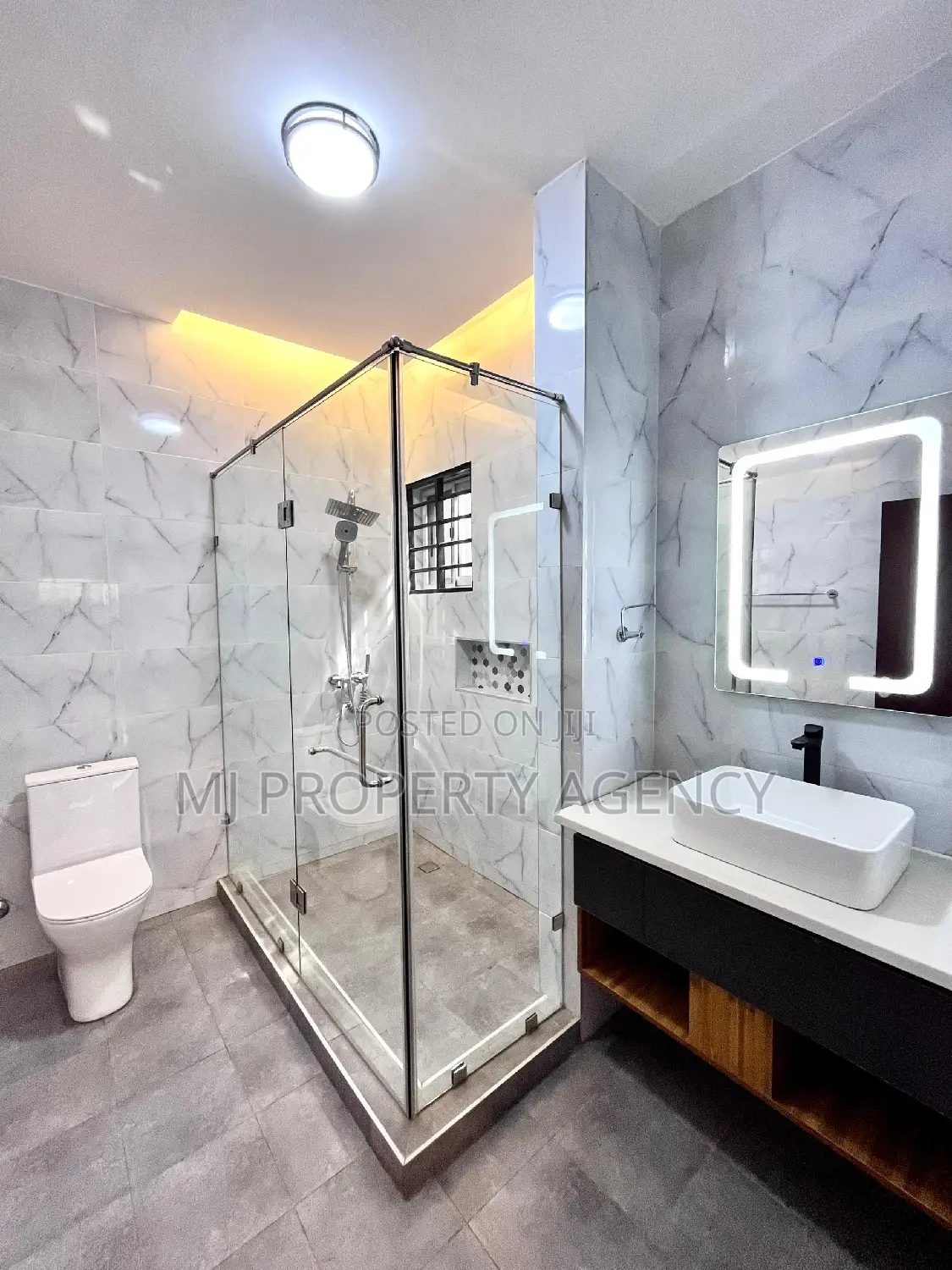3bdrm House in Community 25, Tema Metropolitan for sale