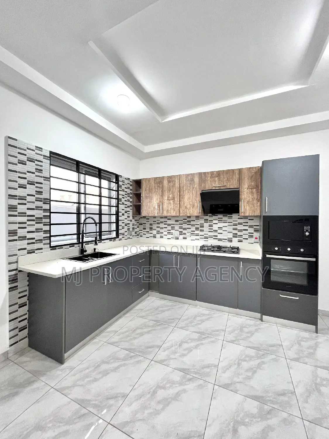3bdrm House in Community 25, Tema Metropolitan for sale