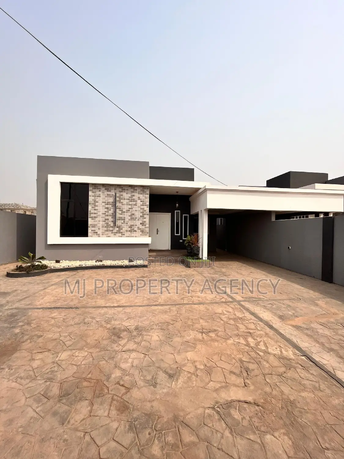 3bdrm House in Community 25, Tema Metropolitan for sale