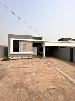 3bdrm House in Community 25, Tema Metropolitan for sale
