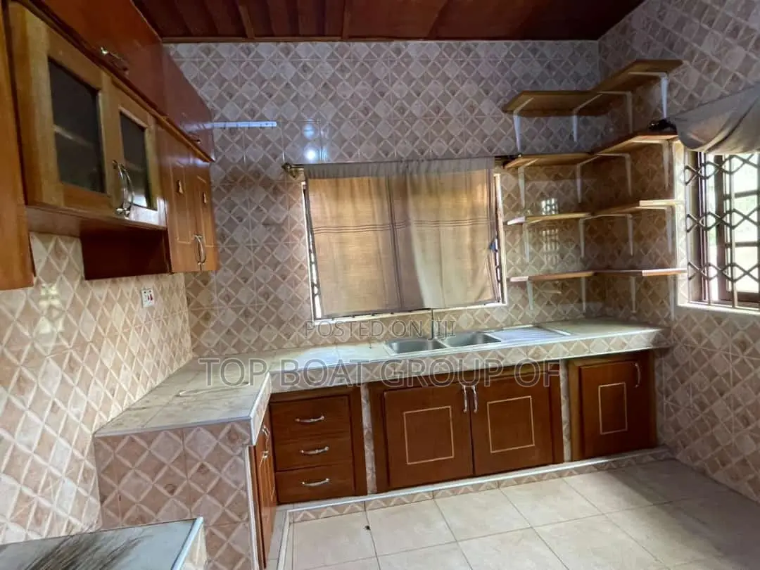 3bdrm House in Top Boat Estate, Kumasi Metropolitan for sale