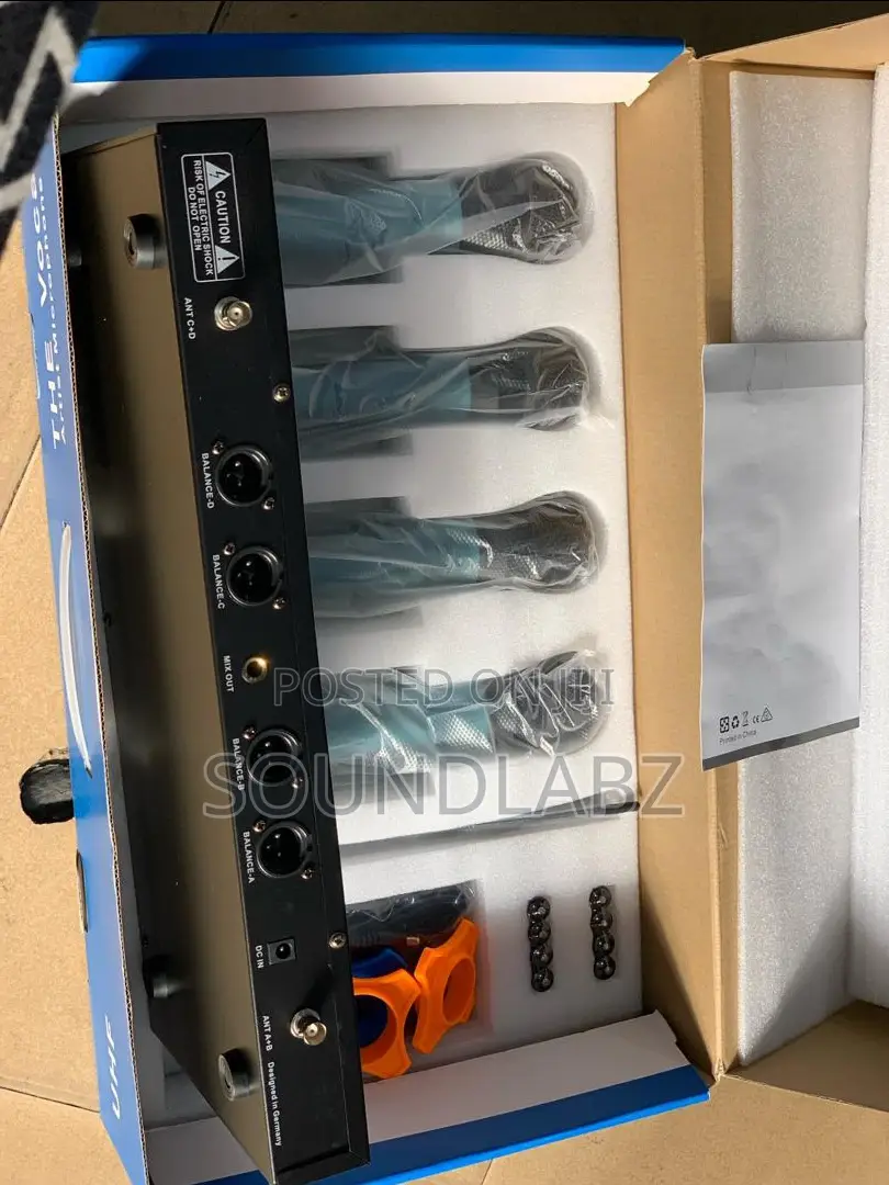 Shure U-8900 4-in-1 Professional Wireless Microphone