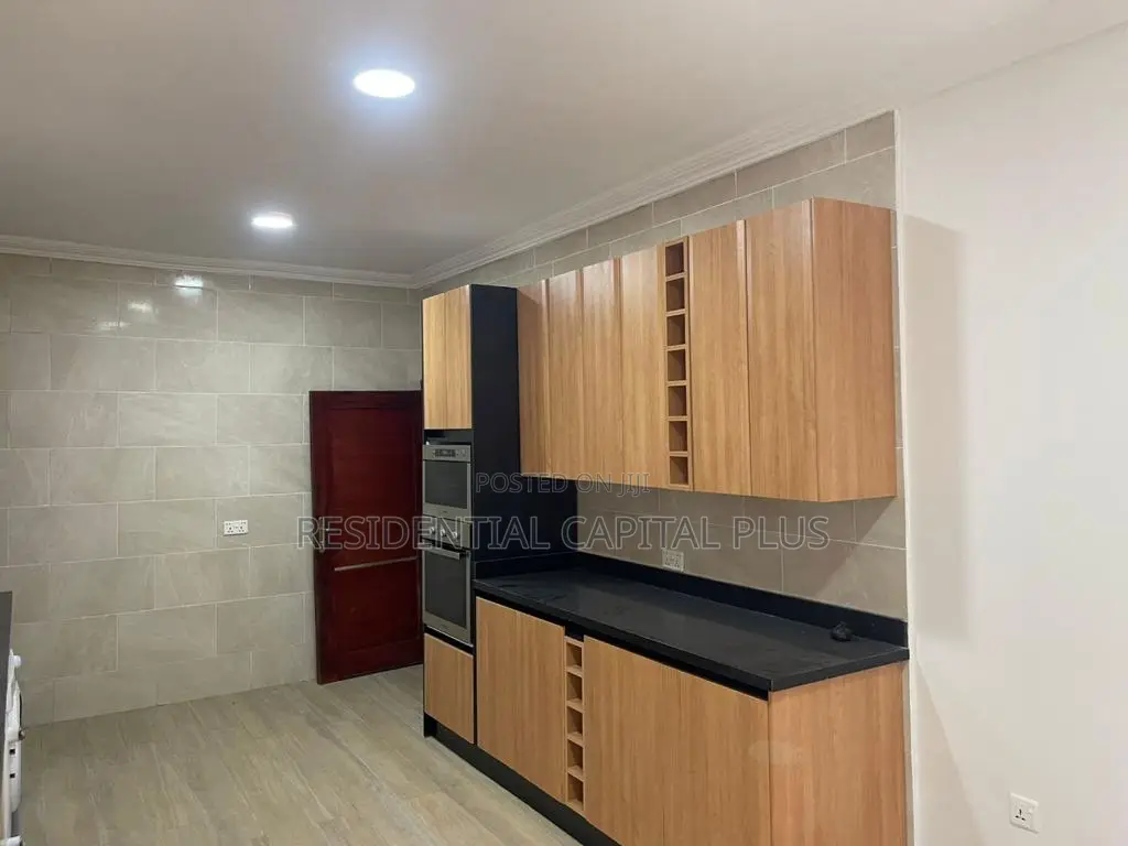 4bdrm House in Community 18, Spintex for sale
