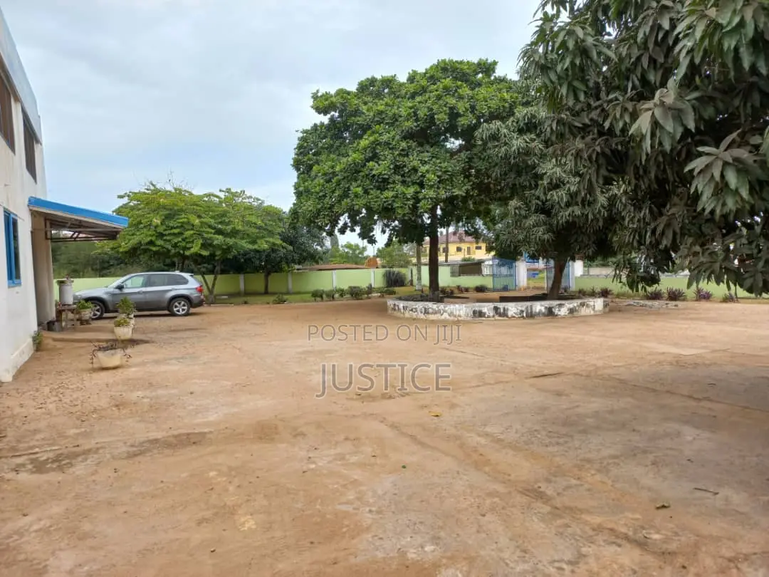 Strategic Located Building Suitable for Hospital C1 Tema