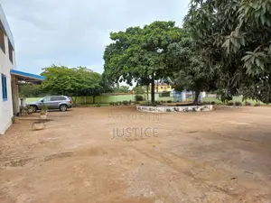 Strategic Located Building Suitable for Hospital C1 Tema