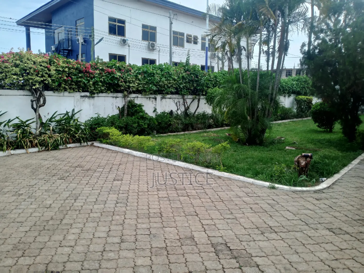 Strategic Located Building Suitable for Hospital C1 Tema