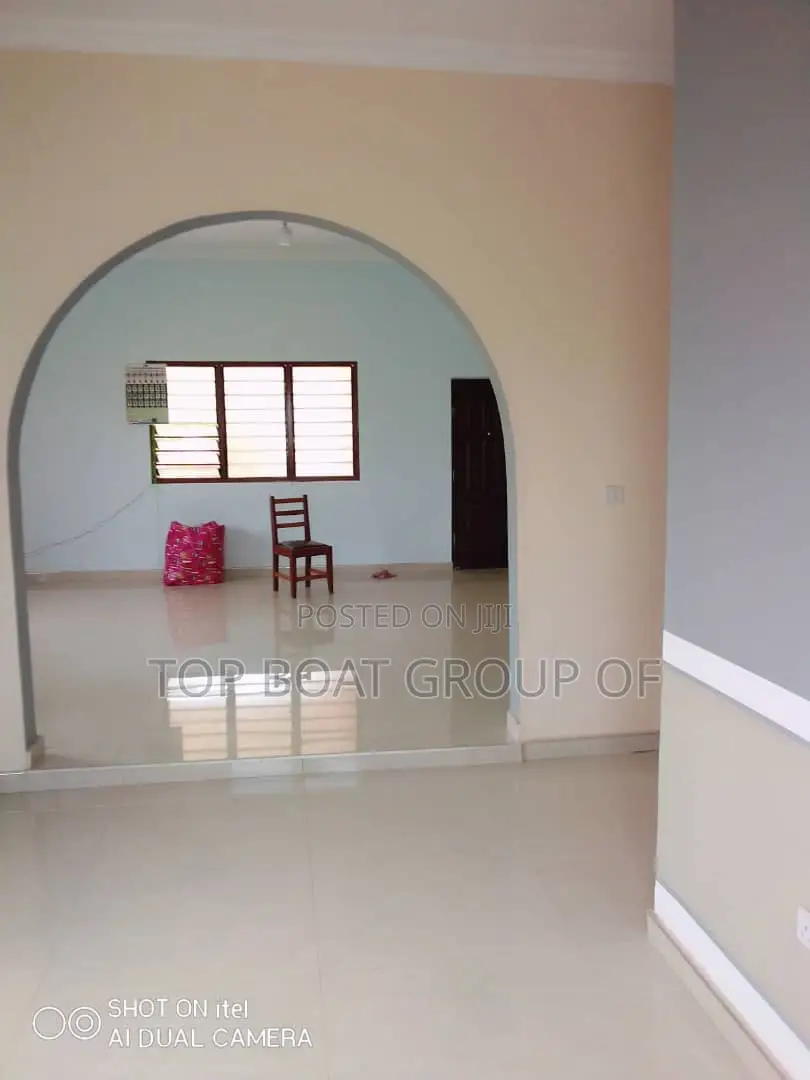 5bdrm House in Top Boat Estate, Kumasi Metropolitan for sale
