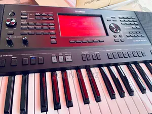 Yamaha PSR-Sx700 61-Key Mid-Level Arranger Keyboard