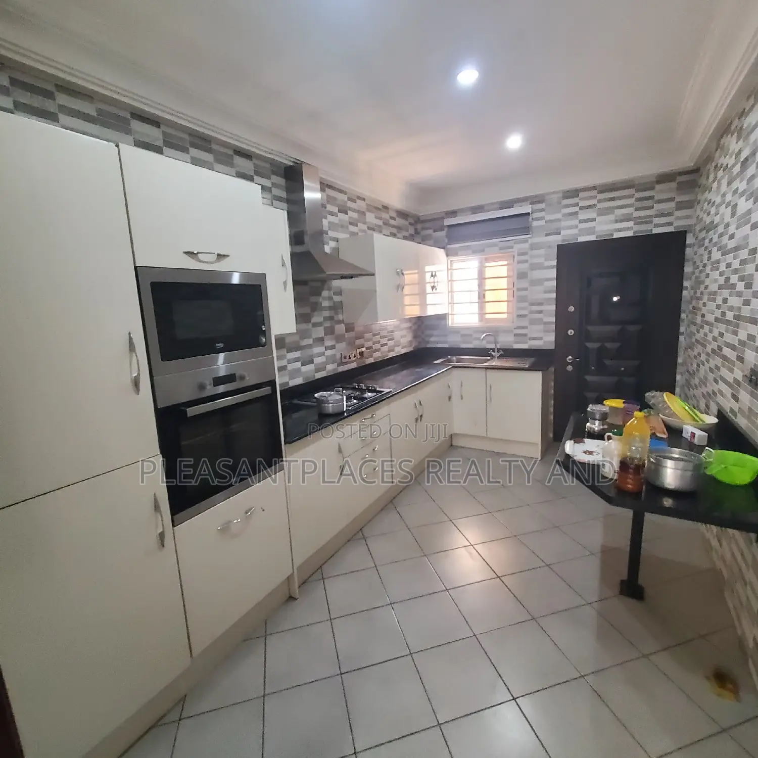 2bdrm Apartment in Pleasantplaces, Adjiriganor for rent