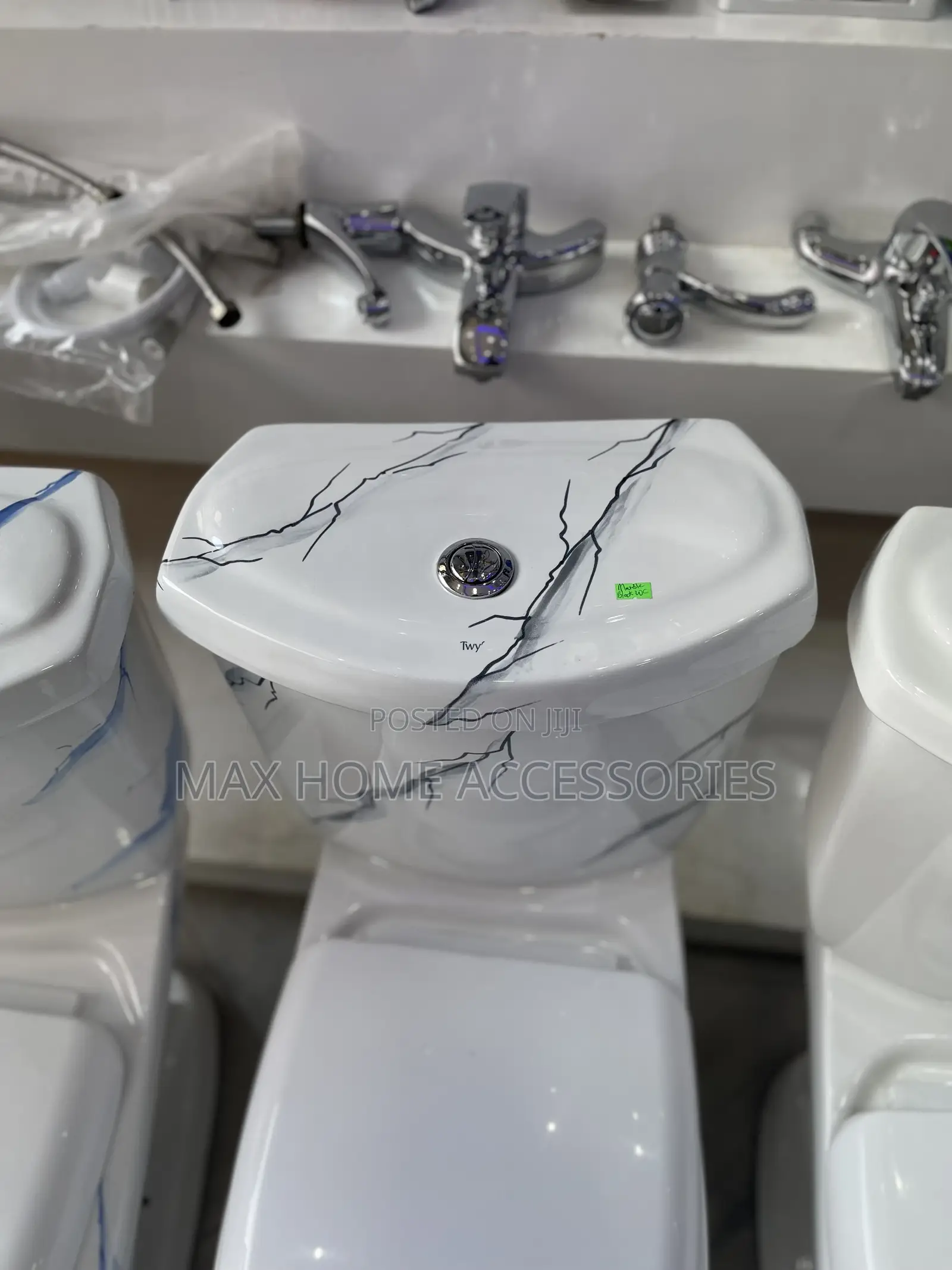 Close Couple WC